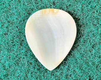 Seashell guitar pick/1.3mm thick, teardrop profile... by BeachSidePicks.