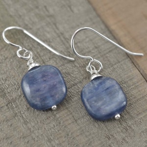 Kolczyki z kyanitem | Niebieskie kwadratowe srebrne kolczyki wiszące | Ręcznie robiona biżuteria z kamieni szlachetnych | Prezent urodzinowy i na Dzień Matki dla kobiet