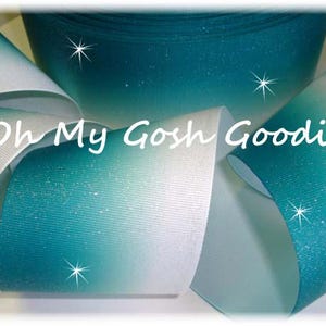 Puede incluir: Rollo de cinta degradada en verde azulado y blanco con el texto "Oh My Gosh Goodies" en escritura blanca. La cinta tiene un acabado brillante y está decorada con estrellas blancas.