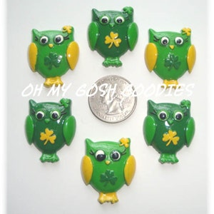 Pode incluir: Seis encantos em forma de coruja verde e amarela com trevos e um acabamento brilhante dourado. Os encantos são perfeitos para adicionar um toque de charme irlandês a artesanatos e projetos.