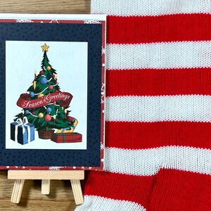 Saudações clássicas da temporada com árvore de Natal e presentes | Cartão de felicitações de Natal feito à mão | Em branco por dentro | A2, 4,25” x 5,5”