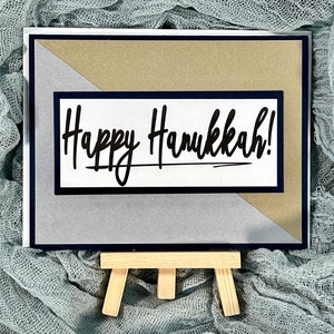 Joyeuse Hanoukka ! | Carte de vœux de vacances faite à la main | Vide à l’intérieur | A2, 4,25" x 5,5" | Argent métallisé et or, bleu marine et blanc