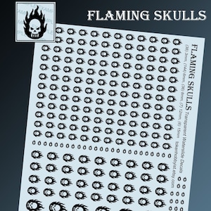 Puede incluir: Una hoja de calcomanías de transferencia de agua con diseños de calaveras en llamas en blanco y negro de varios tamaños. La hoja incluye 38 calcomanías de 3 mm, 144 calcomanías de 6 mm, 36 calcomanías de 8 mm, 7 calcomanías de 12 mm y 6 calcomanías de 15 mm. El texto "FLAMING SKULLS" está impreso en la parte superior de la hoja.