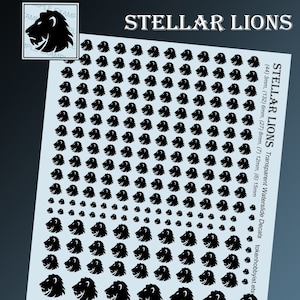 Puede incluir: Una hoja de calcomanías transparentes de transferencia de agua con diseños de cabezas de león negras en varios tamaños. La hoja incluye 44 calcomanías de 3 mm, 132 calcomanías de 6 mm, 27 calcomanías de 8 mm, 7 calcomanías de 12 mm y 6 calcomanías de 15 mm. La hoja está etiquetada como "STELLAR LIONS".