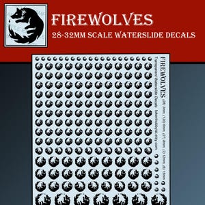 Könnte beinhalten: Eine Bogen mit Wassertransfer-Abziehbildern mit einem schwarz-weißen Wolfskopf-Logo mit dem Text "FIREWOLVES" und "28-32MM SCALE WATERSLIDE DECALS". Die Abziehbilder sind in Reihen und Spalten auf einem weißen Hintergrund angeordnet.