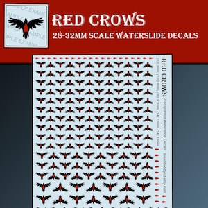 Peut inclure: Feuille de décalcomanies avec des silhouettes de corbeaux noirs et des accents rouges. Le texte indique "RED CROWS" et "28-32MM SCALE WATERSLIDE DECALS". Comprend des décalcomanies de différentes tailles, de 3 mm à 15 mm.
