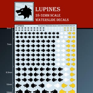 Puede incluir: Calcomanías al agua con diseños de cabeza de lobo en negro, blanco y dorado. La hoja incluye varios tamaños, de 3 mm a 12 mm, adecuados para modelos a escala 28-32 mm. El texto en la hoja dice "LUPINES" y "WATERSLIDE DECALS".