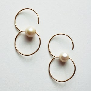 Infinitum Wire & Pearl Hoop Earrings image 1