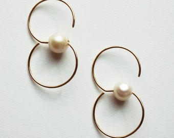 Infinitum Wire & Pearl Hoop Earrings