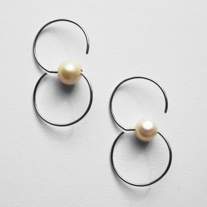 Infinitum Wire & Pearl Hoop Earrings image 4