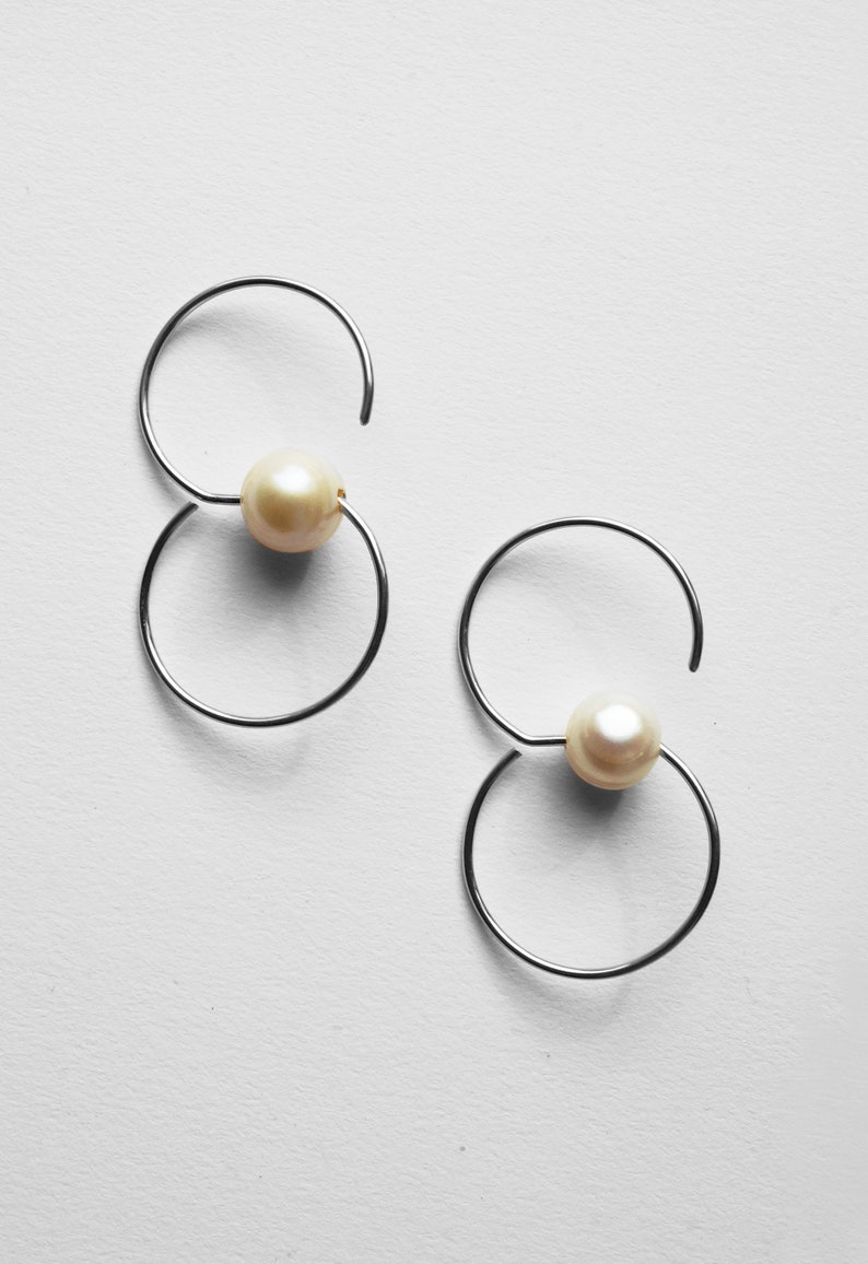 Infinitum Wire & Pearl Hoop Earrings image 4