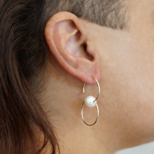 Infinitum Wire & Pearl Hoop Earrings image 3