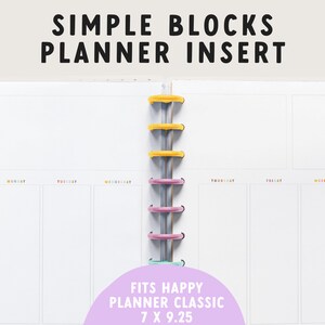 Peut inclure: Un insert de planificateur blanc avec le texte "SIMPLE BLOCKS PLANNER INSERT". Il présente une mise en page hebdomadaire avec de l'espace pour les notes et les jours de la semaine. Conçu pour un Happy Planner Classic, il mesure environ 17,78 x 23,5 cm. Onglets pour janvier et février visibles.