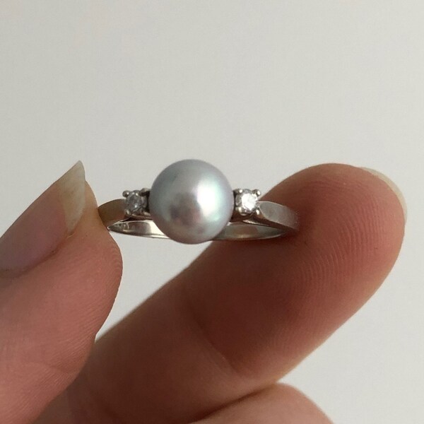 Vintage 10K White Gold Lavender Grey Pearl and White Sapphire Ladies Ring