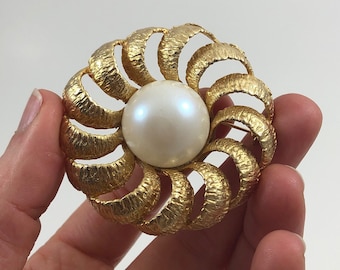 Vintage 1960s Textured Gold Plated Faux Pearl Statement Brooch