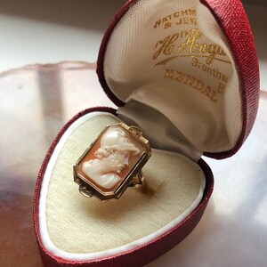 Antique 10K Yellow Gold Art Deco Carved Shell Cameo Hermes Ladies Ring