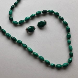 Vintage jaren 1930 groene malachiet ketting en clip op oorbellen