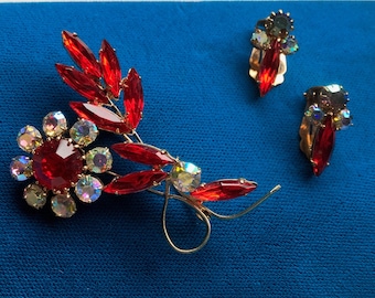 Vintage mediados de siglo rojo y aurora boreal broche de flores de pedrería austriaca y clip en pendientes