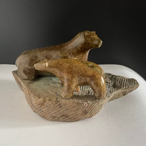 vintage Canadian Inuit Art Daté de 1974 Syllabes signées sculptées Serpentine Bear Group Carving