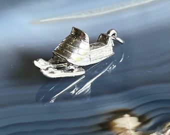 Srebrny wisiorek w kształcie skutera śnieżnego