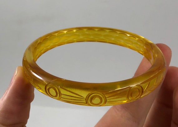 Vintage 1930s Leaf Carved Red Bakelite Catalin Bangle Bracelet