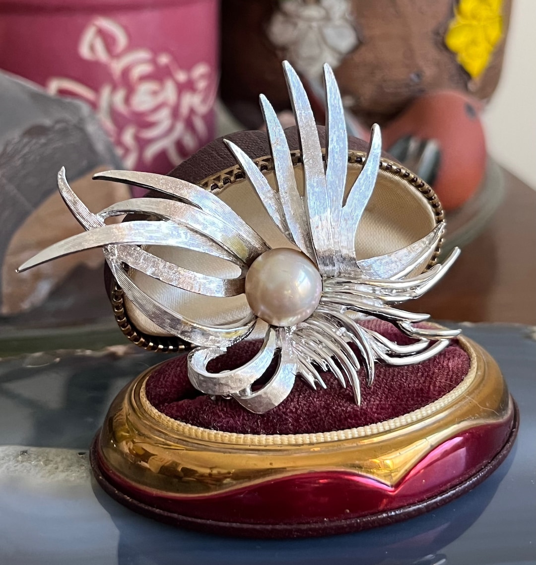 Broche Vintage Signée BOUCHER - Argentée Et Strass - Occasion Bon état - Bijou Ancien
