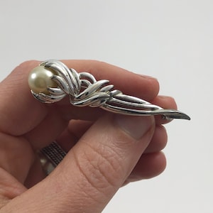 Vintage Silber Ton Metall Faux Perlen Zepter Form Brosche Kilt Pin