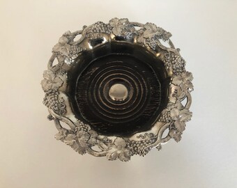 ブドウの葉とブドウの模様が描かれたヴィンテージの金属メッキワイン