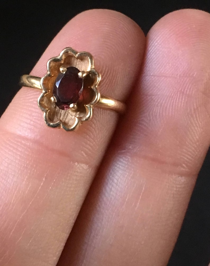 Vintage 10K Yellow Gold and Oval Red Garnet Ladies Ring