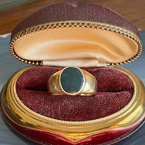 Antique Victorian Mens or Ladies 18K Gold Bloodstone Signet Ring