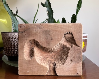 Molde antiguo primitivo de madera tallada a mano para mantequilla de pollo