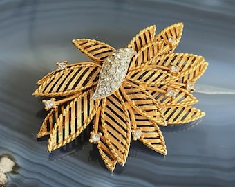 Spilla vintage Corocraft con foglia a strati color oro e strass
