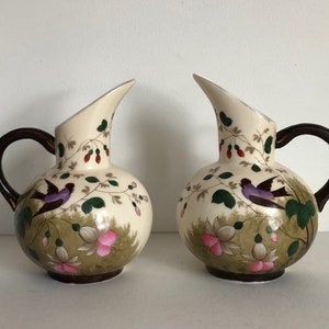 Lindo par de jarros de porcelana do século XIX pintados à mão em fúcsia e pássaros