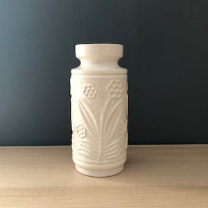 Vaso della metà del secolo in ceramica della Germania occidentale degli anni &#39;60 Ilkra Keramik modello 70/23 in rilievo floreale bianco