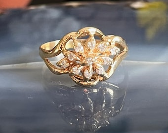 Anel vintage de meados do século XX em ouro 14 quilates com conjunto de diamantes.