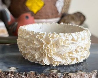 ヴィンテージ ホワイト セルロイド 成形 フラワー クランパー バングル