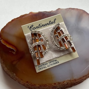 Coppia di orecchini vintage continentali in stile Art Déco con strass sul retro su carta originale