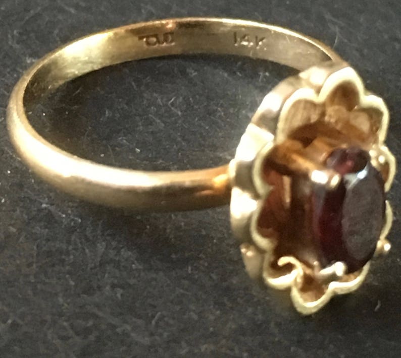 Vintage 10K Yellow Gold and Oval Red Garnet Ladies Ring