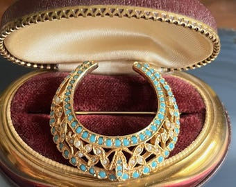 Broche de media luna con perlas de turquesa simuladas de estilo victoriano vintage