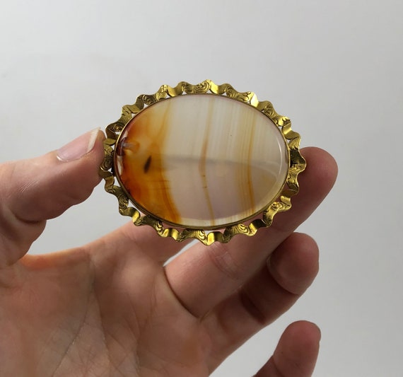 c1870 Victorian Agate and Pinchbeck Gold Brooch - image 1