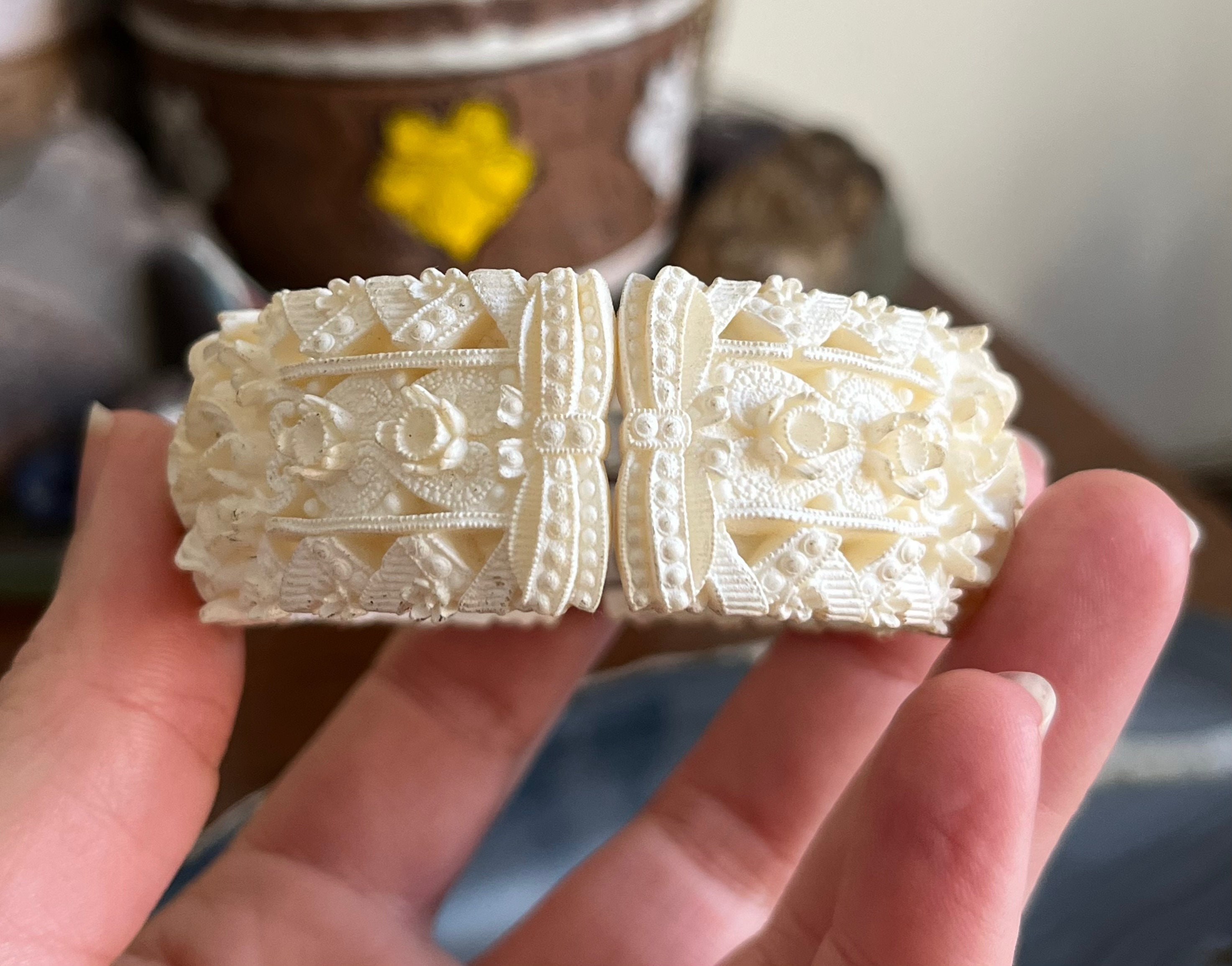 ヴィンテージ ホワイト セルロイド 成形 フラワー クランパー バングル