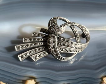 CHARLES JOURDAN escarpins cuir daim noir déco cuir doré clair