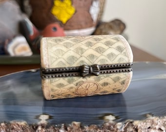 Vintage Carved Chinese Trinket Jewelry Snuff Box