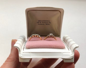 Vintage Art Deco weiße Zelluloid-rosa Samt-Innenraum-Braut-Set-Geschenk-Ausstellungs-Verlobungs-Vorschlags-Ring-Kasten