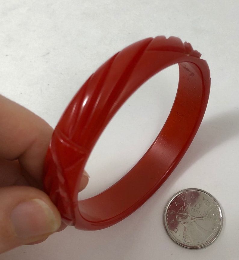 Vintage 1930s Leaf Carved Red Bakelite Catalin Bangle Bracelet