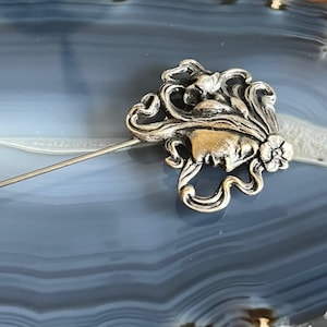 Alfiler de sombrero de dama antiguo de estilo Art Nouveau victoriano bañado en plata
