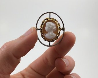 Spilla con cammeo delicato vittoriano antico con conchiglia splendidamente scolpita in argento dorato