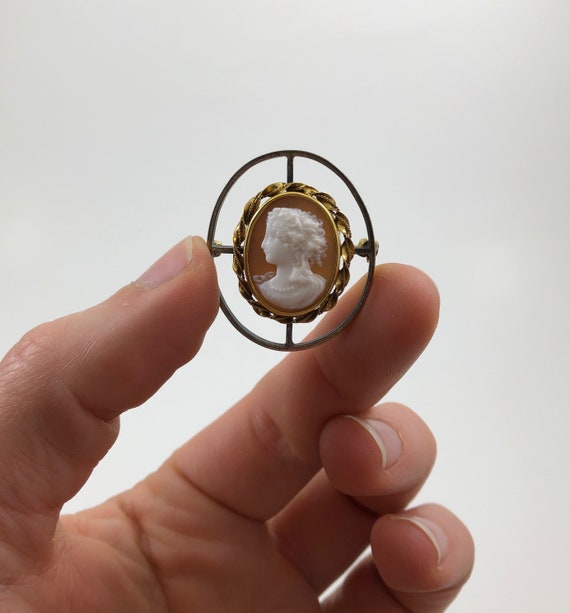 Beautifully Carved Shell Antique Victorian Dainty Cameo Brooch Gilt Silver