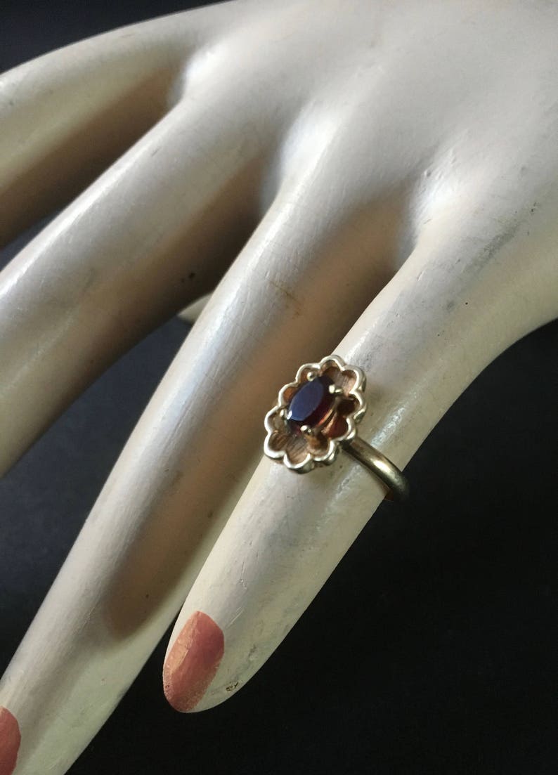 Vintage 10K Yellow Gold and Oval Red Garnet Ladies Ring