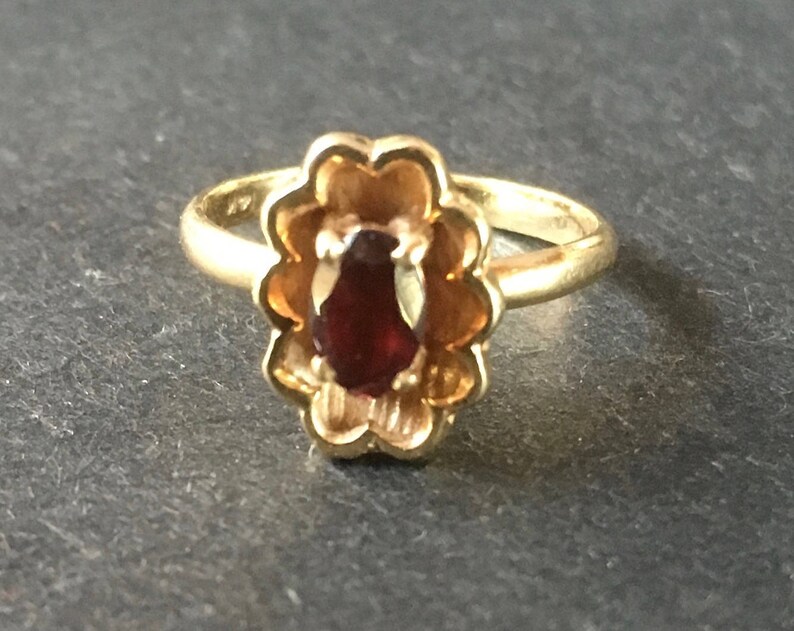 Vintage 10K Yellow Gold and Oval Red Garnet Ladies Ring
